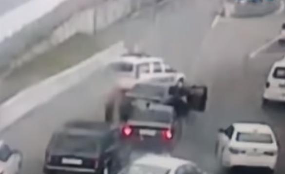Сочинский автохам, избивший водителя-инвалида, под следствием: видео